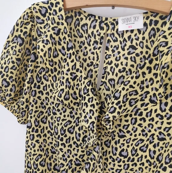 Sienna Sky | cropped blouse - Picture 2 of 4